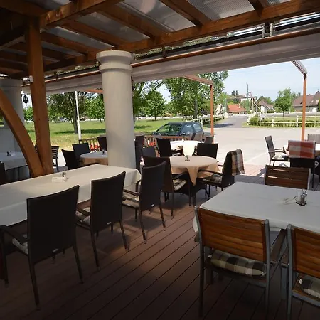 Piroska Csarda Es Panzio לינה וארוחת בוקר 3*